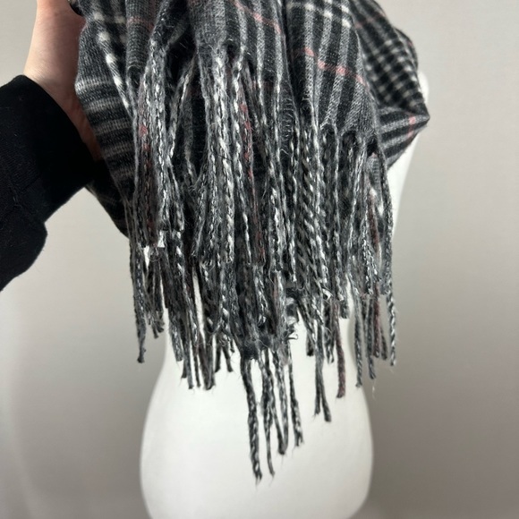 HOLLISTER Plaid Gray & Pink Body Scarf with Fringe - Picture 5 of 6